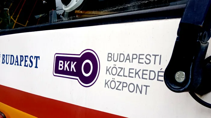 Villamossal ütközött egy autó a X. kerületben, pótlóbuszok járnak