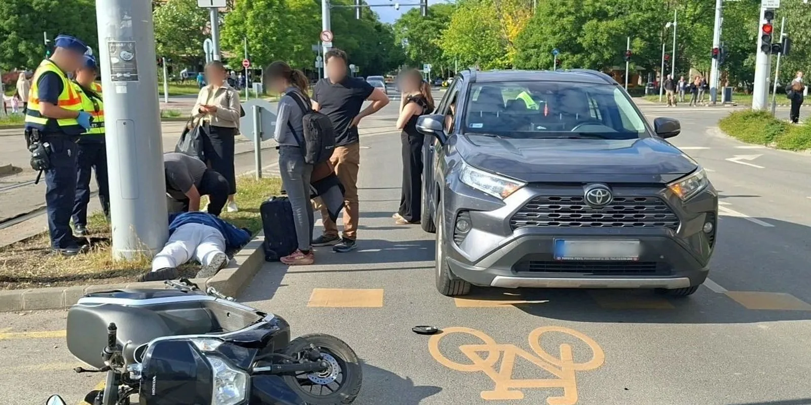 Telefonálgatással okozott motorbalesetet a gyalogos Újbudán