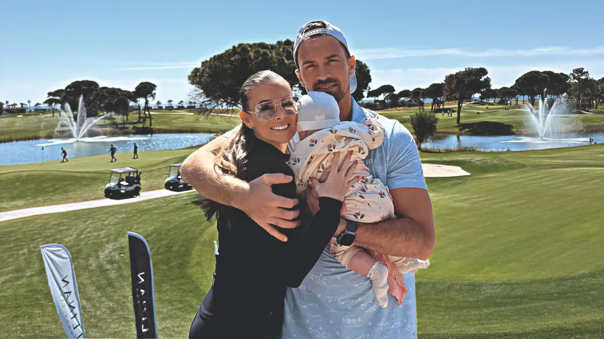 Sydney van den Bosch a férjével és a lányával