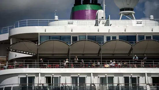 Újabb hajóra csapott le egy vírus - több mint 1700 ember vesztegel Franciaország egyik kikötőjébe