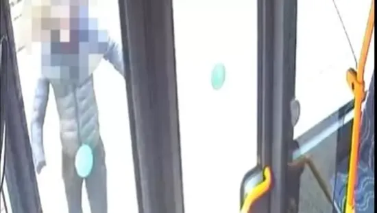 Jegy nélkül akart felszállni, majd berúgta a busz ajtaját - Videó!