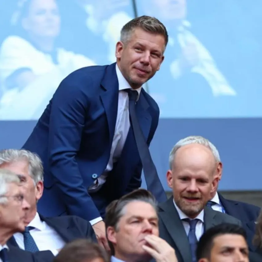 Magyar Péter épp elfoglalja helyét a VIP páholyban a budapesti BL döntő alatt