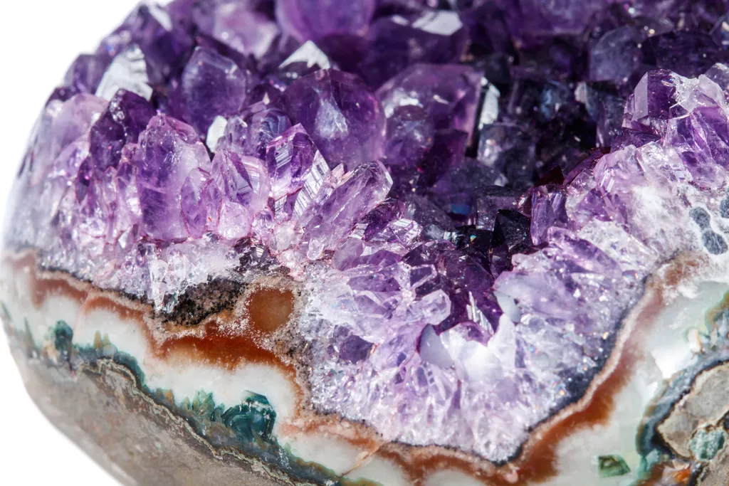 ametiszt
ametiszt kristály
Amethyst Crystal Druse macro mineral on white background close up