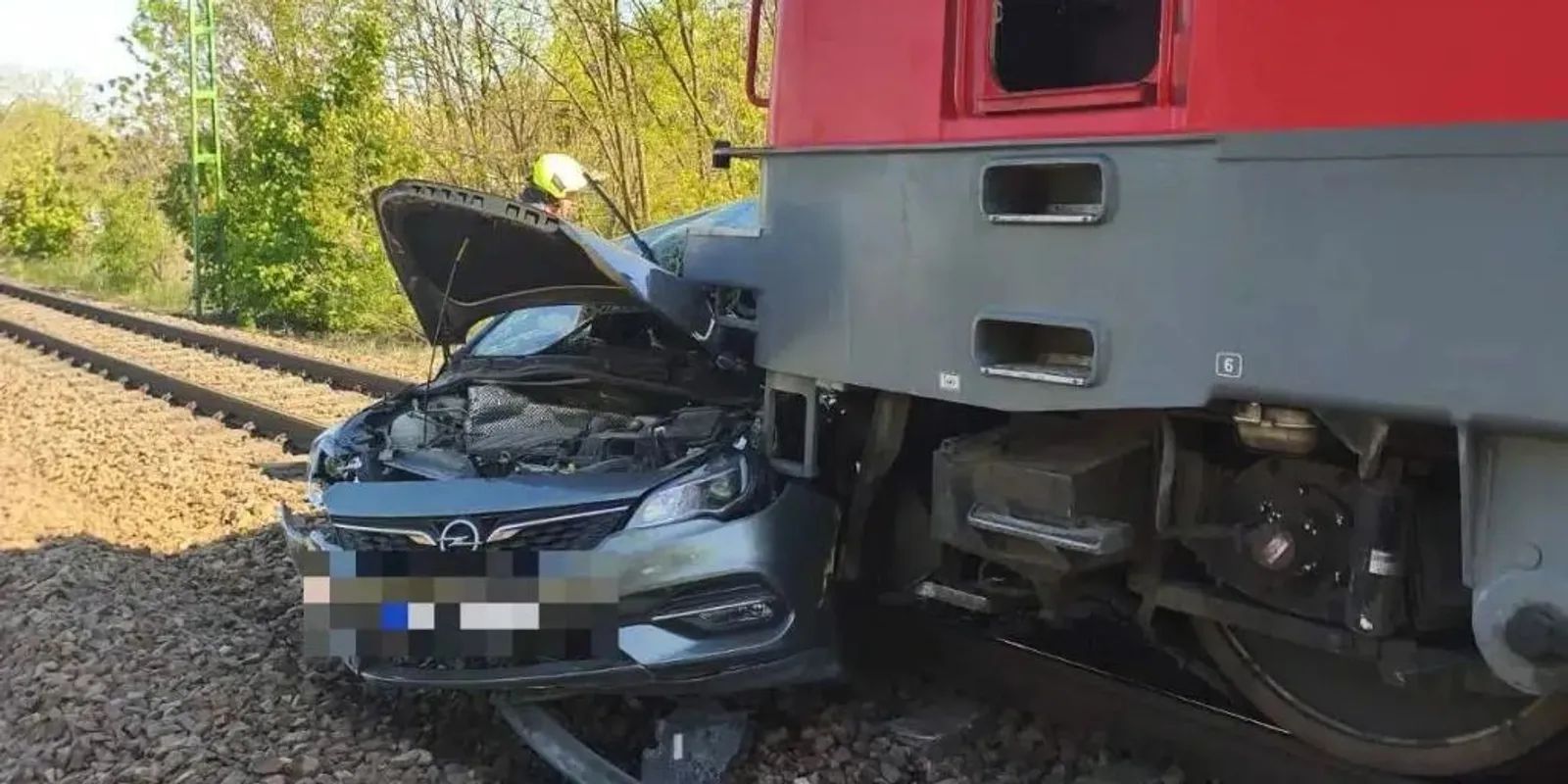 Felismerhetetlenné tört az autó a brutális vonatbalesetben
