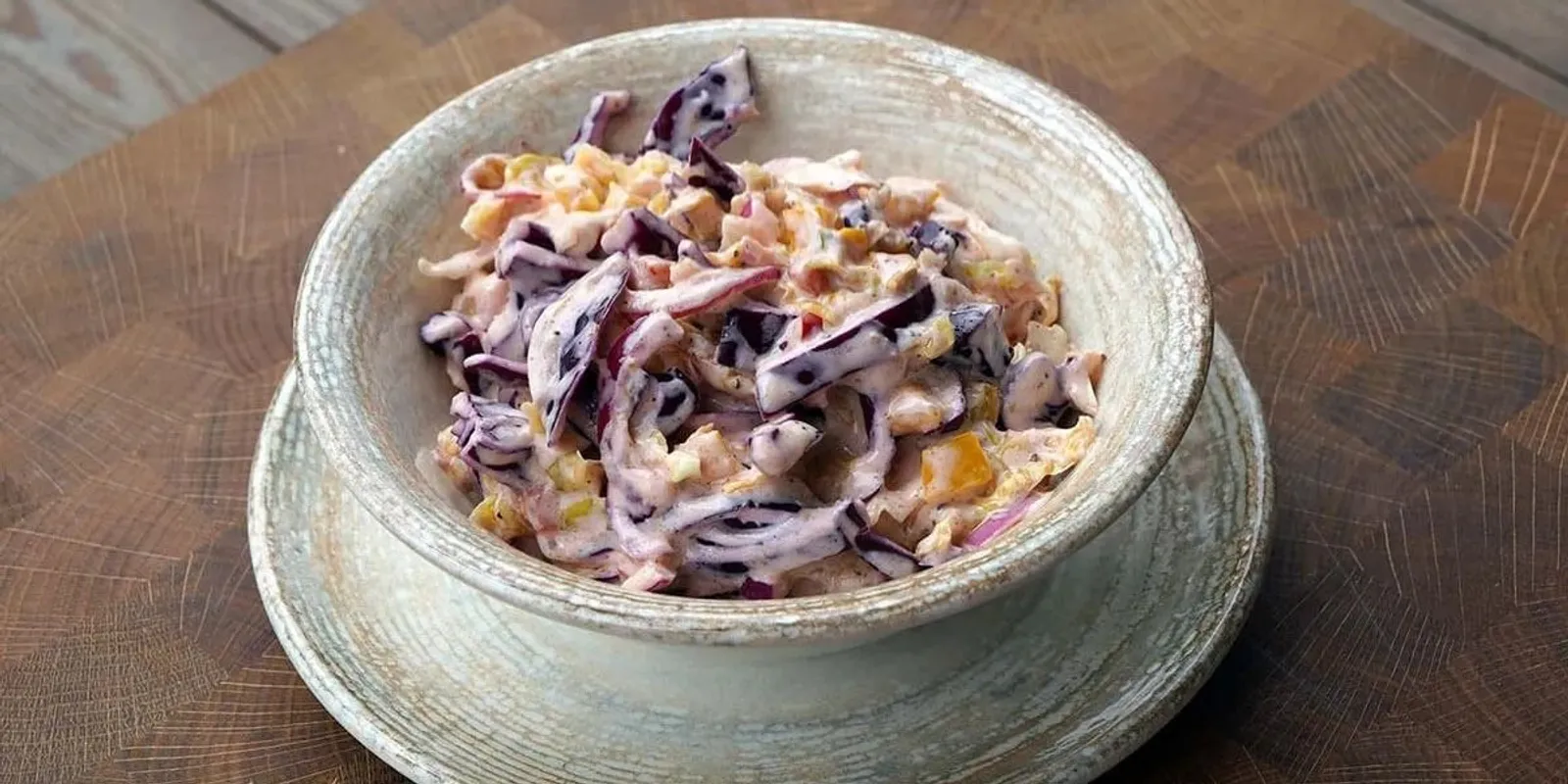 Így készül a könnyű, joghurtos coleslaw saláta