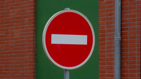 Kvíz: rágótilalom, medvebirkózás, fürdőruhában éneklés – te tudod, hol tiltják ezeket?