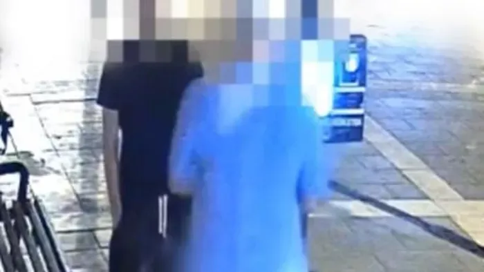 Sokkoló videó! Ököllel verte szét a jegyautomatát a részeg miskolci férfi