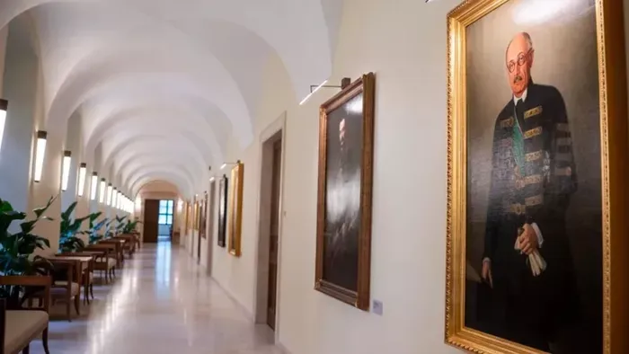 Mindenki a saját szemével láthatja, hogy a Karmelita kolostor nem egy luxuspalota
