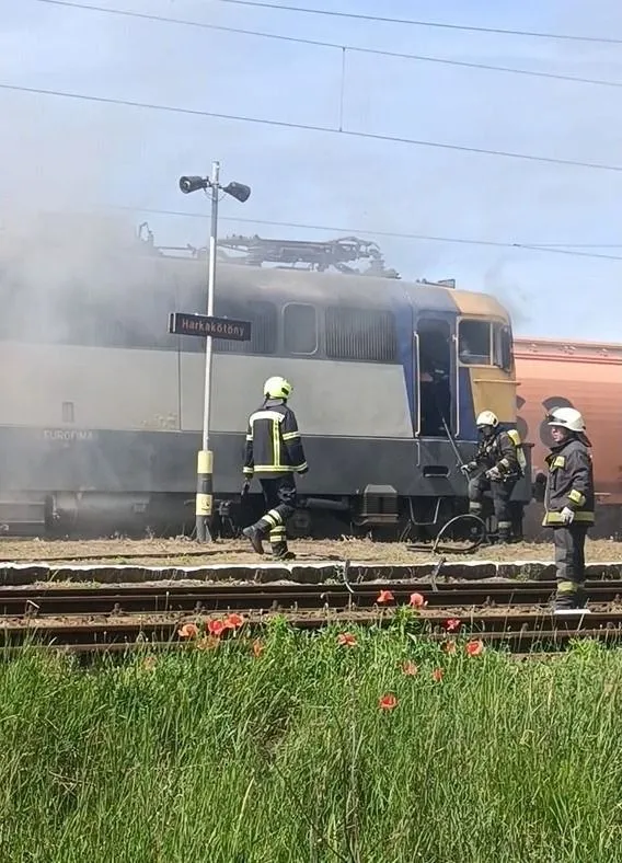 A tűzoltók eloltották a mozdony keringető szivattyújánál keletkezett lángokat.