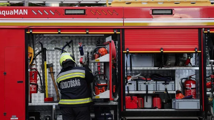 Autó sodródott a villamossínekre a Könyves Kálmán körúton