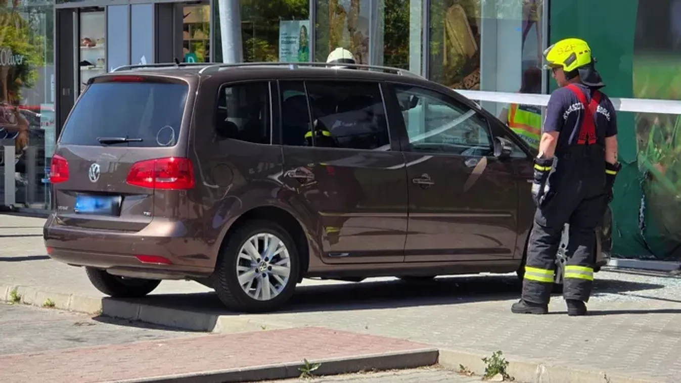 Sokkoló videó - A kirakatba hajtott autójával egy idős hölgy Székesfehérváron