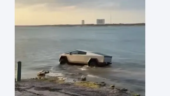 Vízi üzemmóddal rendelkezik a Tesla autója, de nem ilyen mélységben. Fotó: Facebook