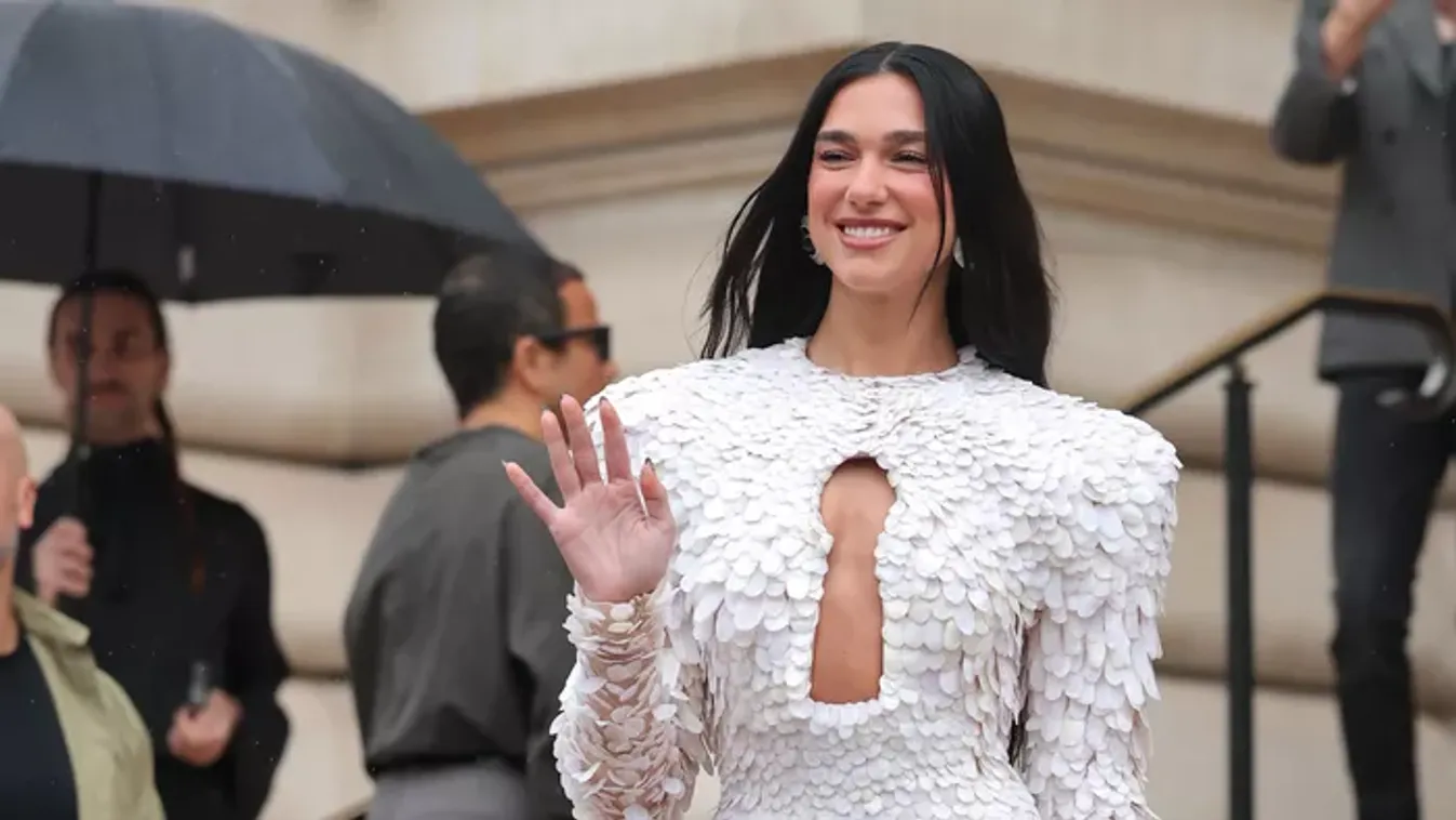 Eszméletlen dekoltázst villantott Dua Lipa