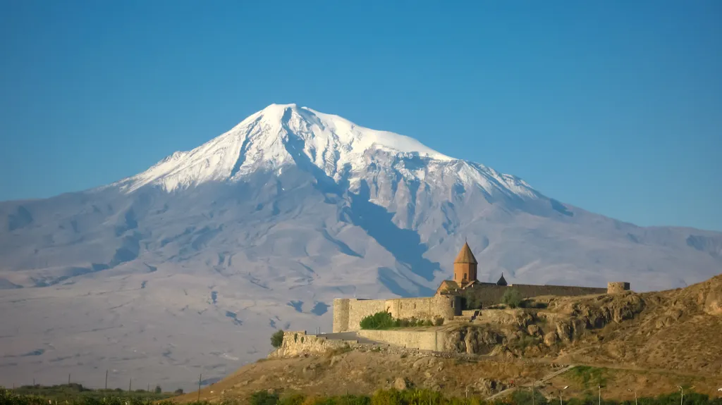 Csodálatos kilátóhelyek-világszerte
Mount Aratat, Örményország
Mount,Ararat,View,From,Armenia,With,Ancient,Orthodox,Stone,Monastery