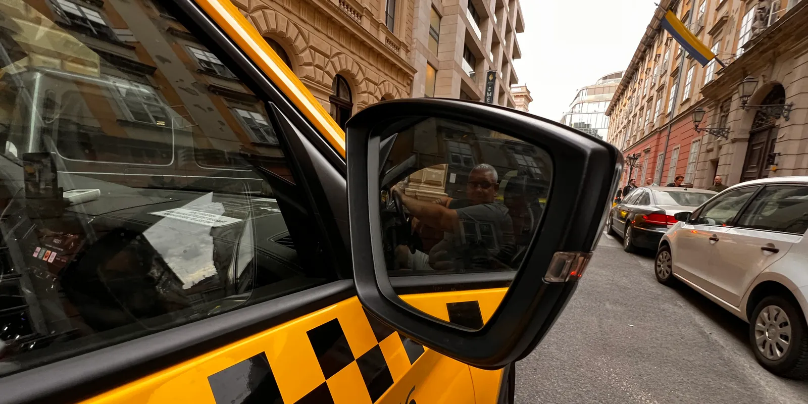 Balhé lett a taxizásból: megverte a 70 éves sofőrt a dühöngő utas