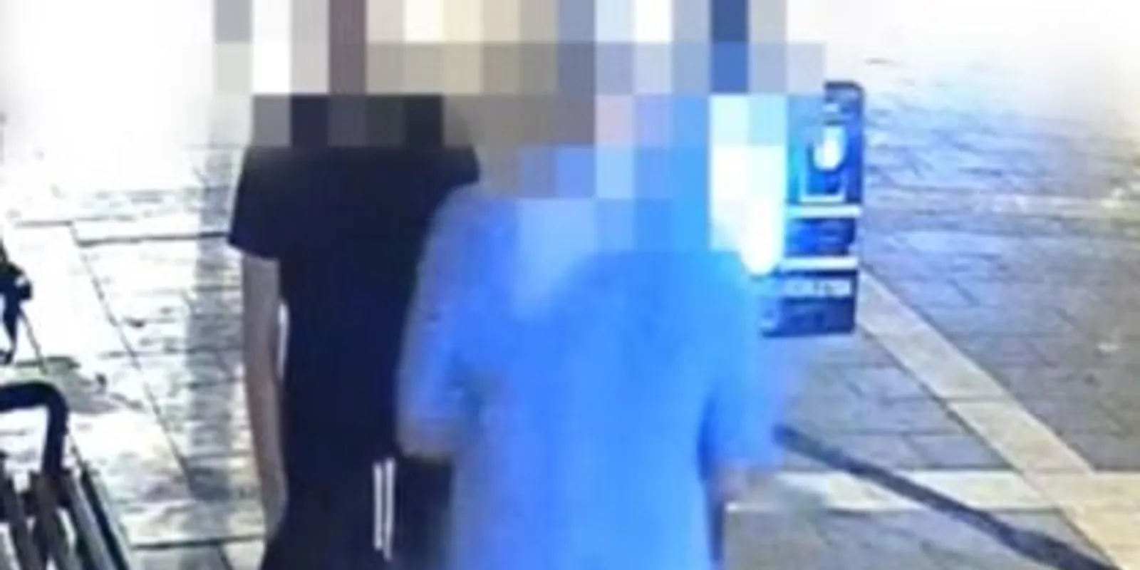 Sokkoló videó! Ököllel verte szét a jegyautomatát a részeg miskolci férfi