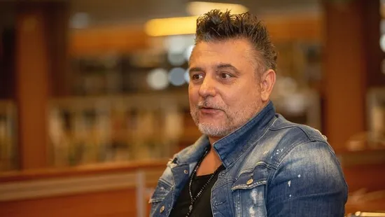 Sipos Tomi beszélt a zenekar titkáról: balesetet szenvedett, kómába került az Irigy Hónaljmirigy gitárosa