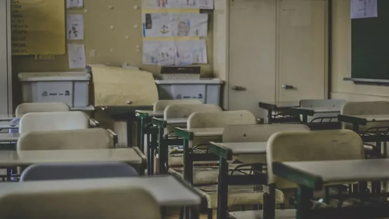 Szexbe fulladt a korrepetálás: a kiéhezett tanárnő filmre vette, ahogy diákjával kamatyol
