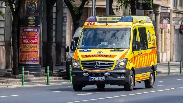 Szirénázó mentő szenvedett balesetet Újpesten