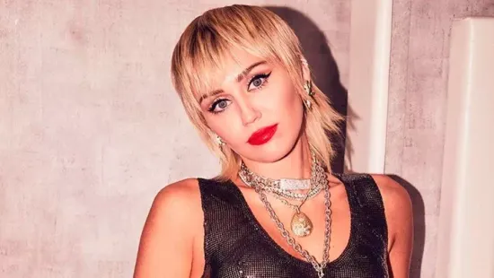 Csillagot kapott Miley Cyrus, bugyit villantott az átadón