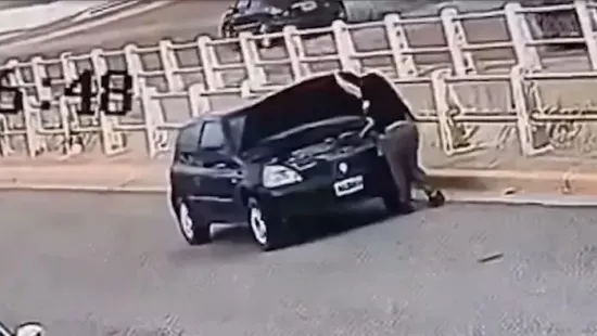 Saját autója gázolt el egy nőt, miután kiszállt ellenőrizni az akksit
