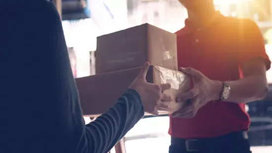 Egy Amazon futár, aki naponta 350 csomagot szállít ki, elárulta, kiknek a legrosszabb kézbesíteni
