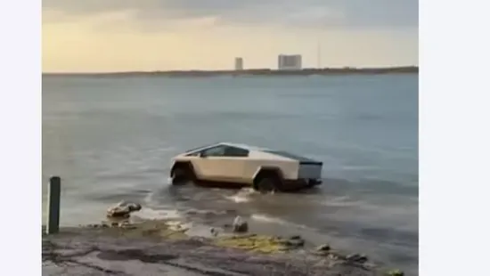 Hihetetlen videó: Egy Tesla Cybertruck tulajdonosa tóba hajtott, hogy kipróbálja a "vízi üzemmódot"