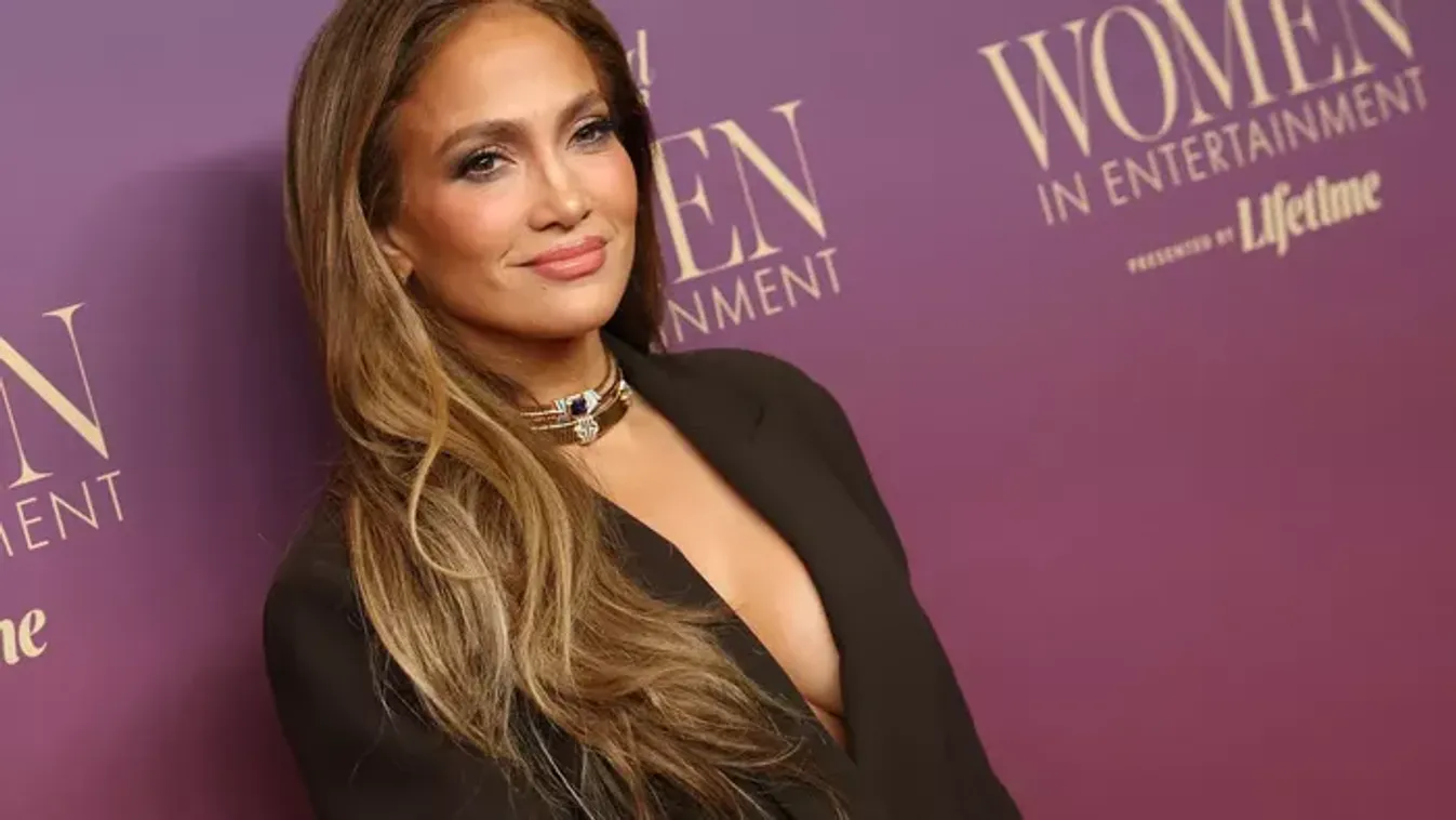Jennifer Lopez merész szettben mutatta meg hasizmait