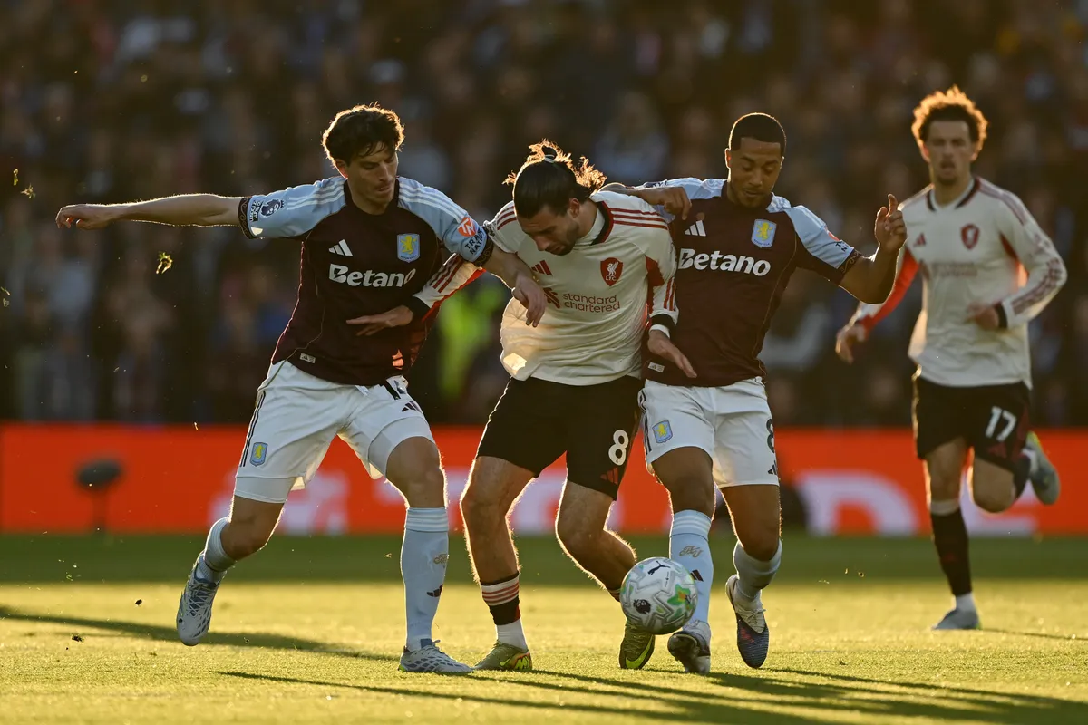 Sokatmondó kép az Aston Villa-Liverpool rangadóról: Szoboszlai Dominik (középen) küzdött, a csapata küszködött, de mindhiába