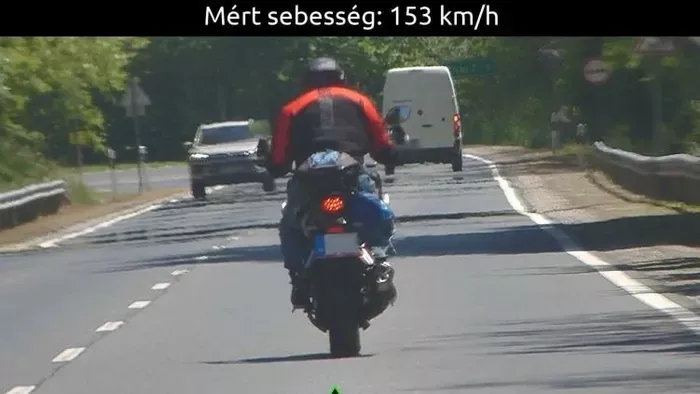 Életveszélyes tempó - 90 helyett 153 km/órával hajtott a száguldó motoros