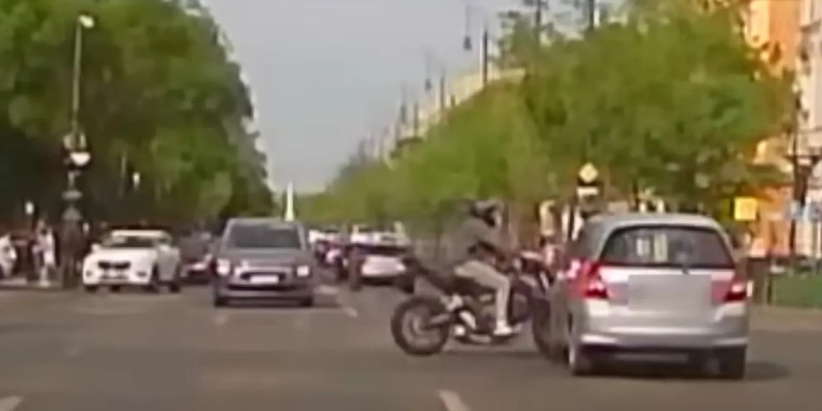 Áthajtott a piroson, majd motorost gázolt az autós