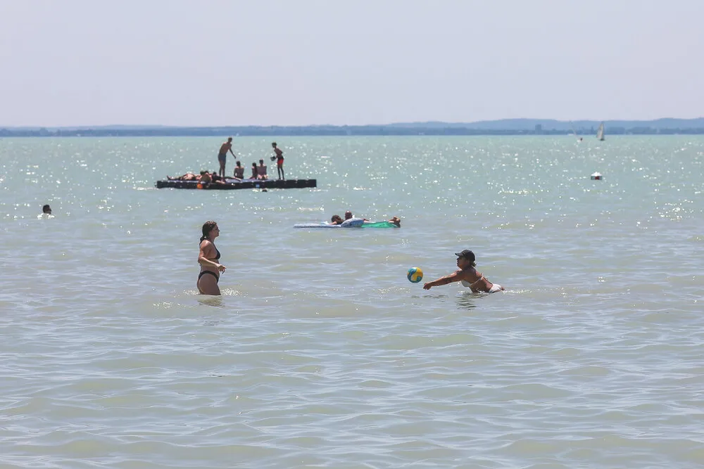 Balaton, strand hőségnap