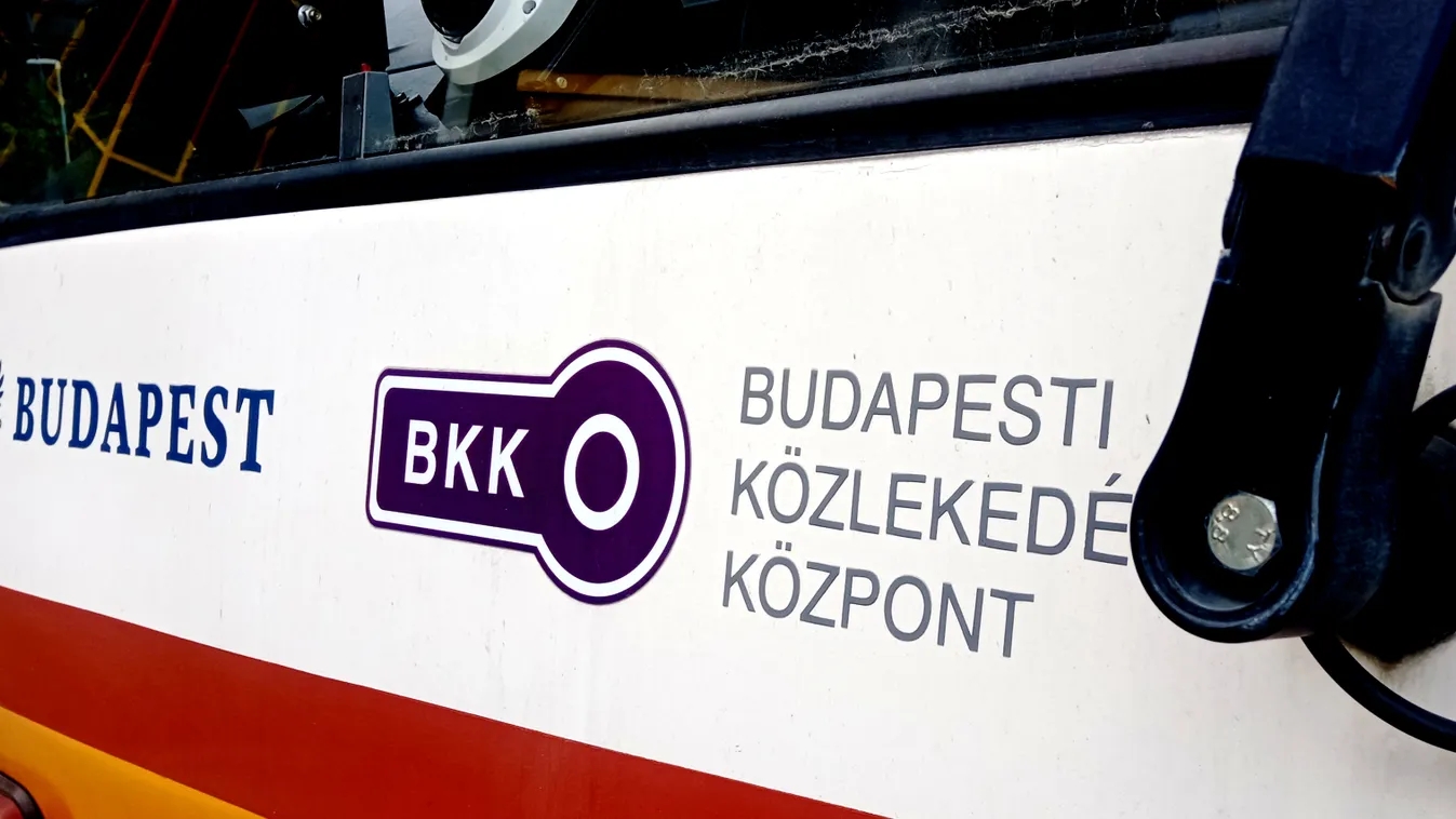 Villamossal ütközött egy autó a X. kerületben, pótlóbuszok járnak