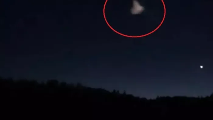 Kitört a pánik: kúp alakú ufo-k világították be az eget