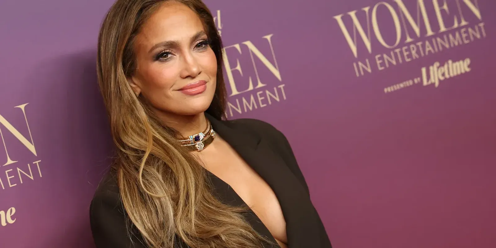 Jennifer Lopez merész szettben mutatta meg hasizmait