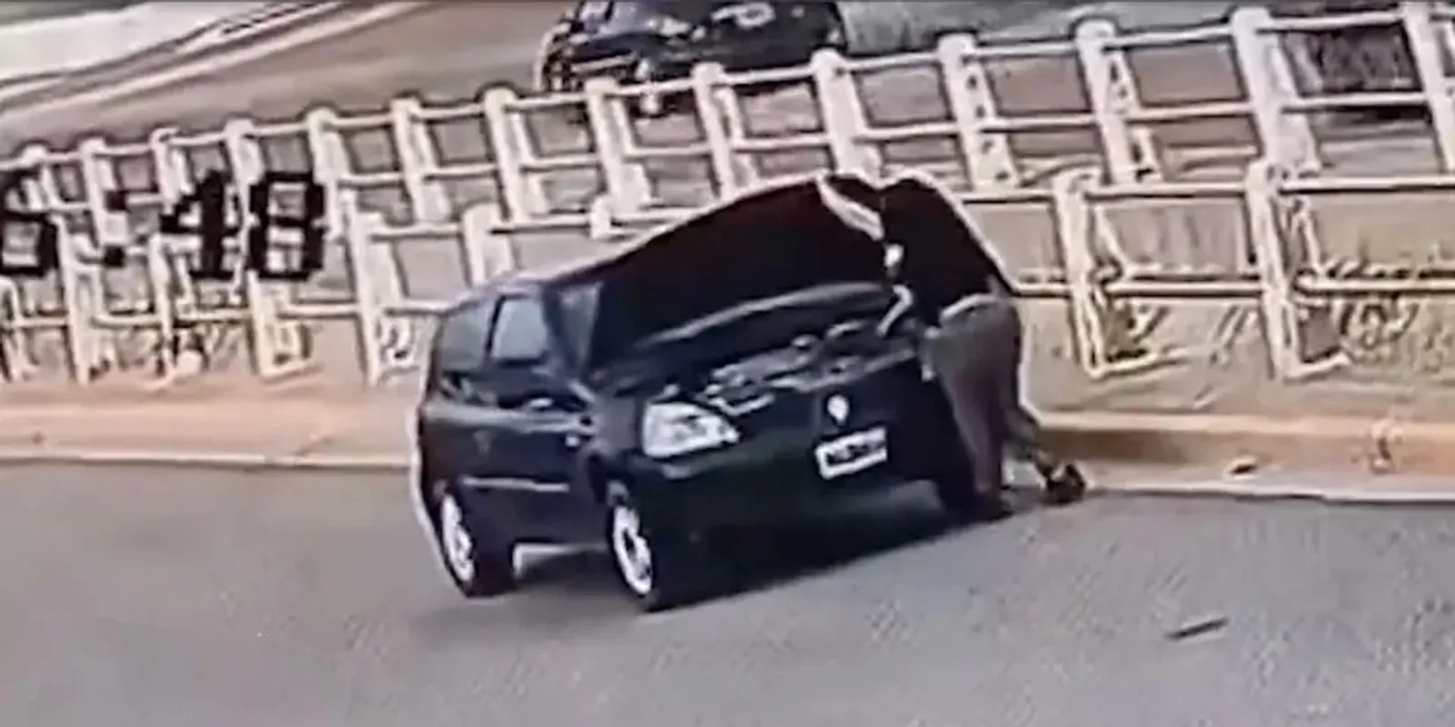 Saját autója gázolt el egy nőt, amikor ellenőrizni az akksit