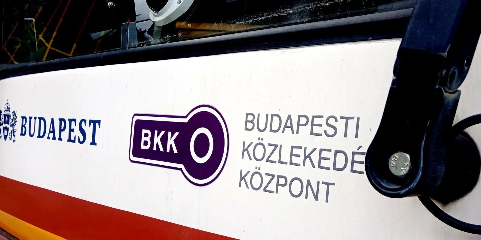 Villamossal ütközött egy autó a X. kerületben, pótlóbuszok járnak