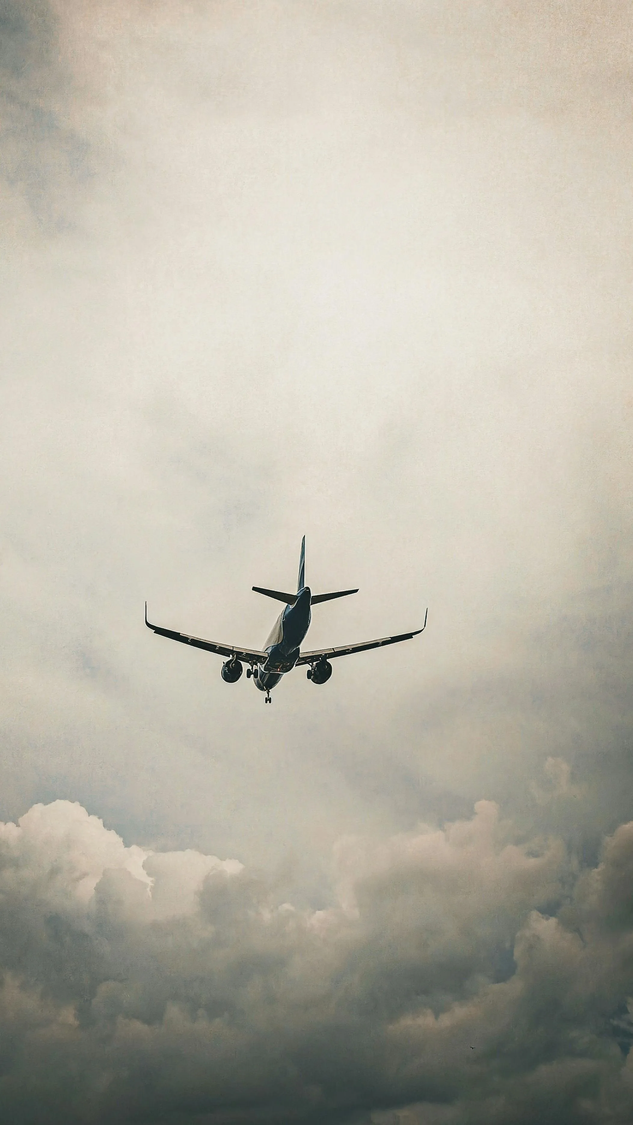 Óriás Boeing kaszálta le egy teherautó tetejét az autópályán!