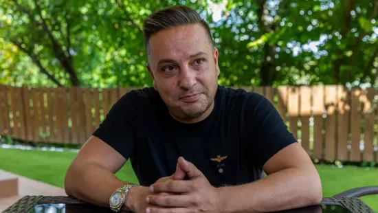Nem hiszed el, mennyibe kerül: L.L. Junior Versace köpenyben takarítja otthon a medencét! – Mutatjuk a fotót!