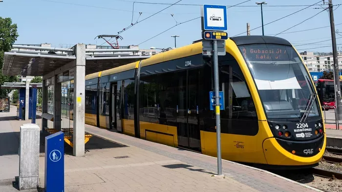 Megbénult a villamosforgalom: autó ütközött a szerelvénynek