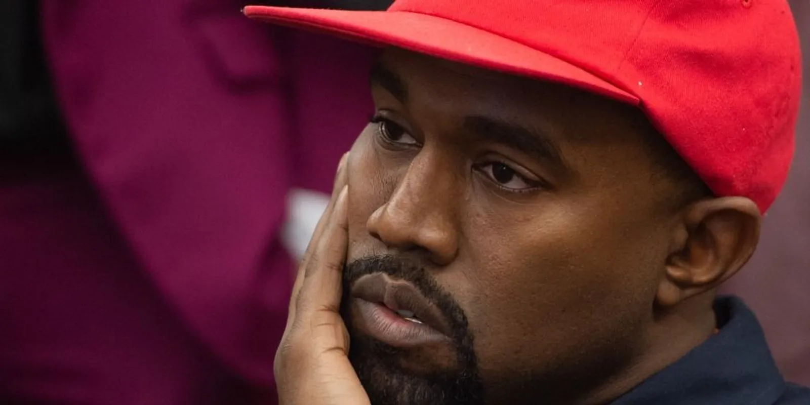 Botrányos: Kanye West felesége alig takarta ki a mellbimbóit