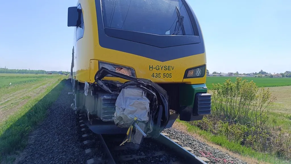 Egy személyvonat nekirohant egy autó hátuljának.