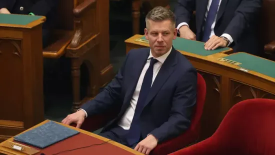 Magyar Péter nem bírja ki Gulyás Gergely nélkül a Parlamentben