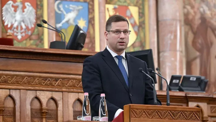 Gulyás Gergely a védett üzemanyagárról beszélt