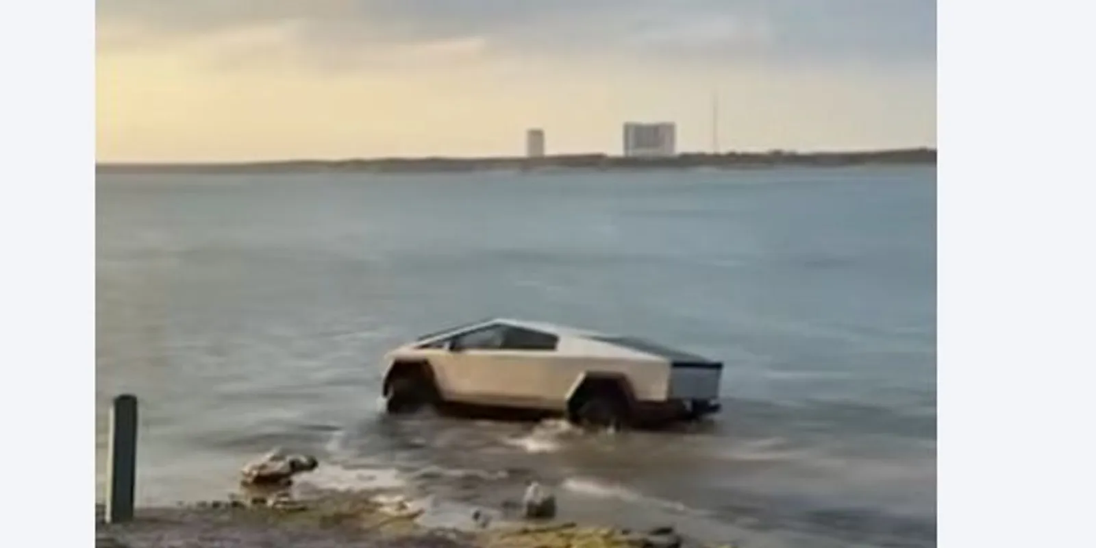 "Vízi üzemmód"? Egy Tesla tulajdonos tóban próbálta ki