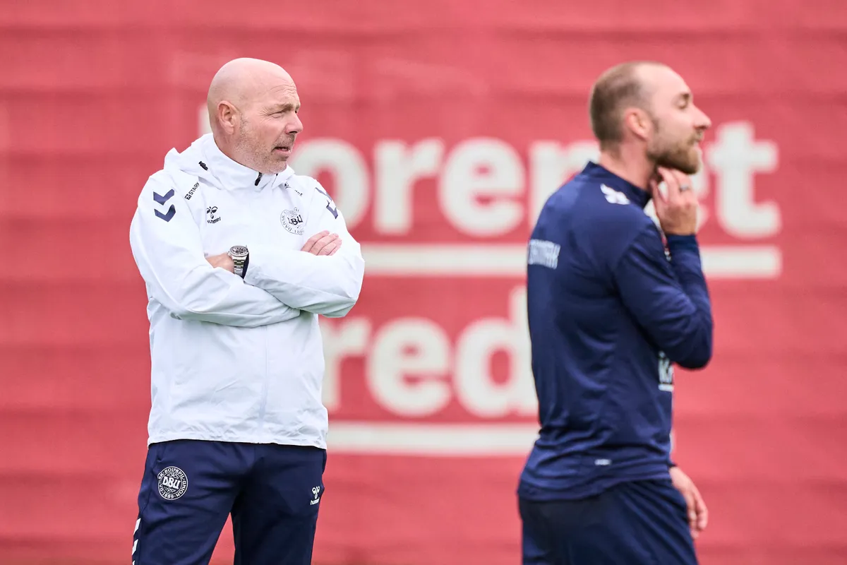 Christian Eriksen szívleállása sokkolta Brian Riemert (balra), de a dán szövetségi kapitány azonnal intézkedett