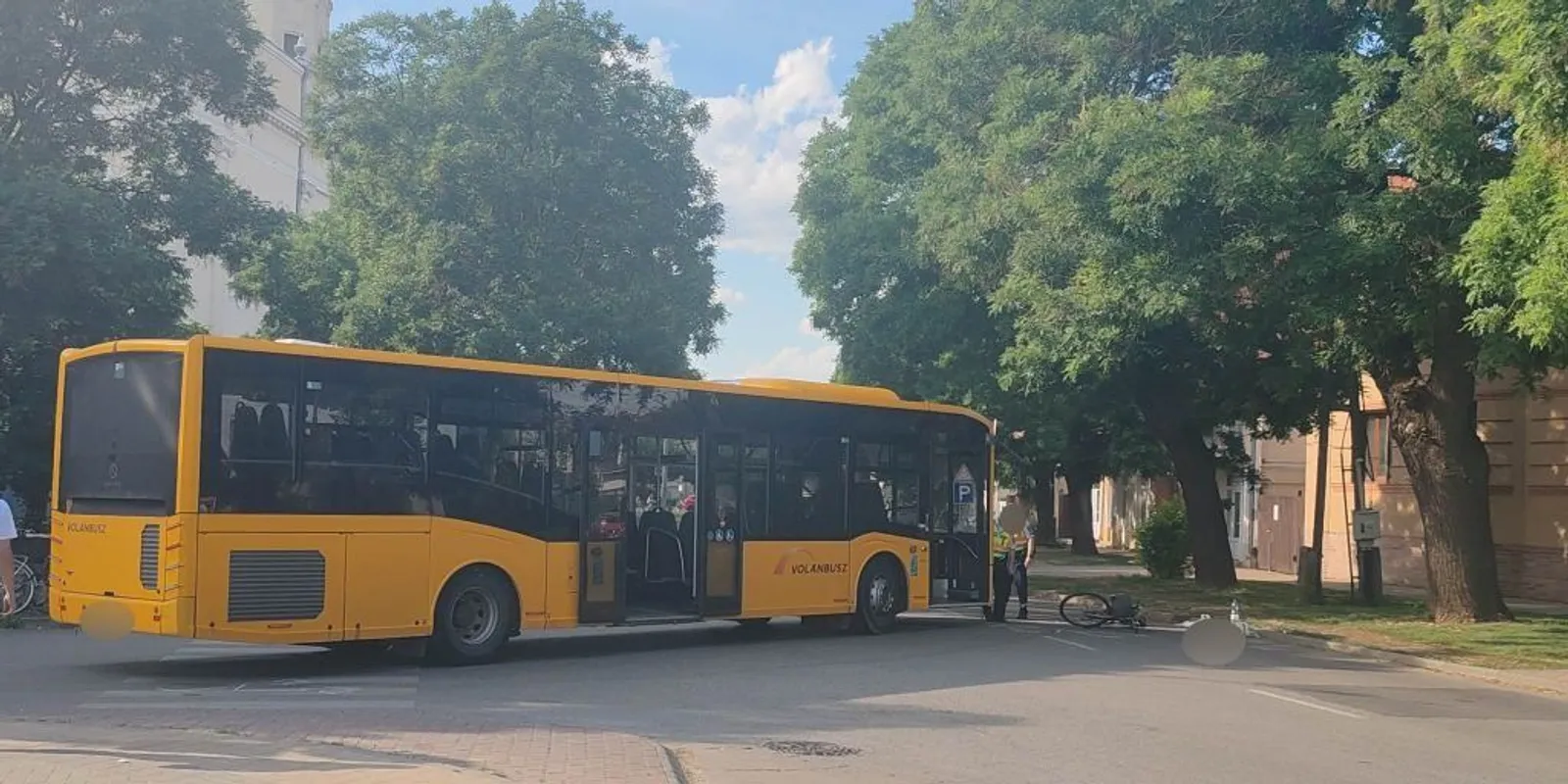 Helyszíni fotók: busz és kerékpáros ütközött