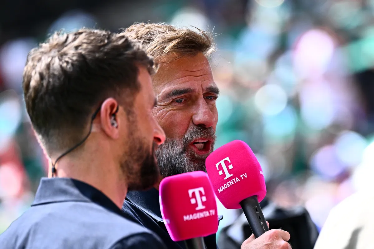 Jürgen Klopp (szemben) szerint mindkét csapat ordító taktikai hibákkal játszott a foci-vb mexikói nyitányán