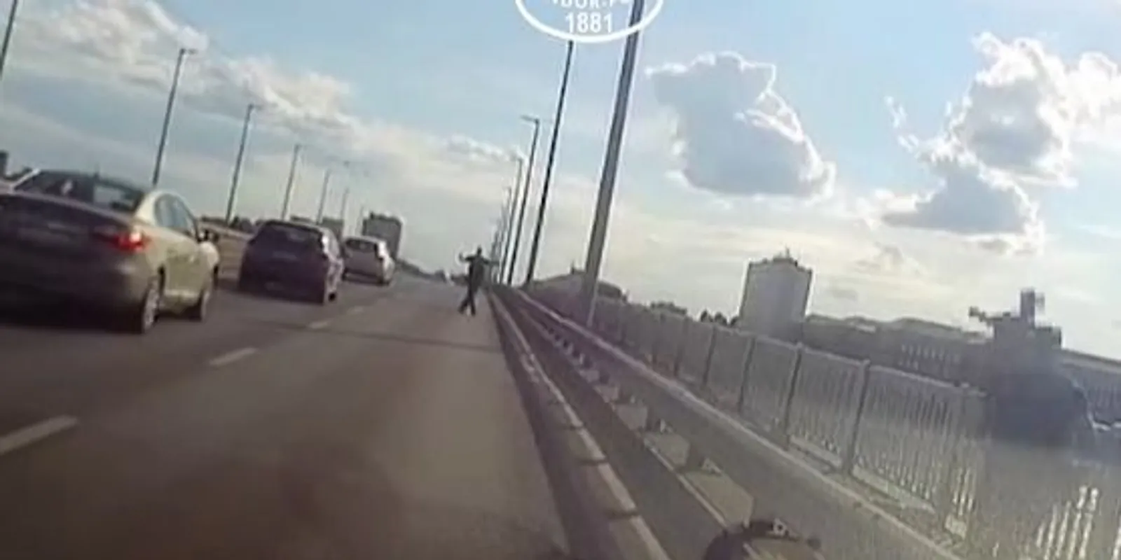 Másodperceken múlt egy ember élete a Petőfi hídon – videó