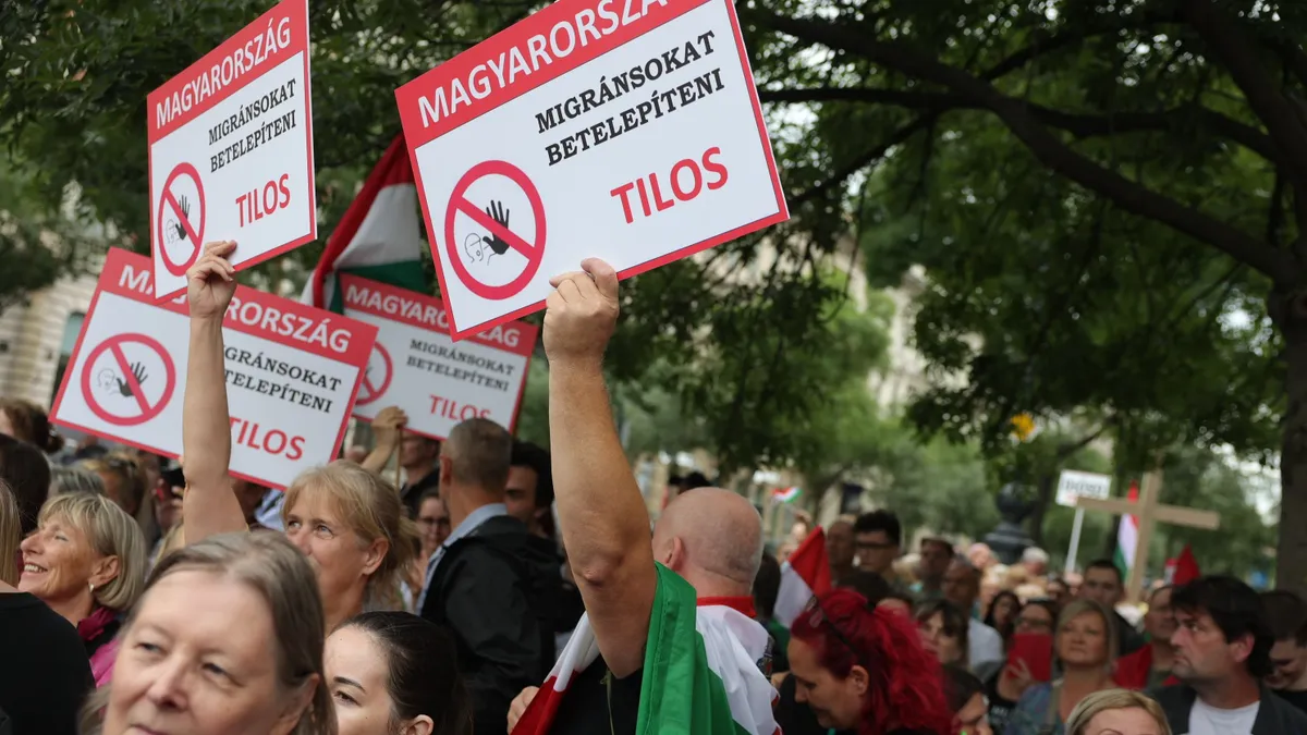 Tüntetés a migrációs paktum ellen.
2026Június 5.,